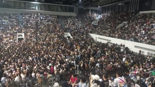 Kondisi penonton saat konser Berdendang Bergoyang yang berdesak-desakan.