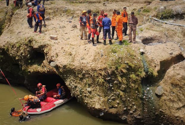 Tim SAR Gabungan saat melakukan upaya pencarian terhadap dua anak yang tewas dan hanyut di Sungai Ciliwung, Kecamatan Bogor Timur, Kota Bogor, Senin (31/10). (Yudha Prananda / Jabar Ekspres)