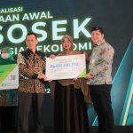 PEDULI PEKERJA: Pihak BPJS Ketenagakerjaan menyerahkan kartu kepesertaan kepada petugas Regsosek di Hotel Le Meridien Jakarta, Rabu 12 Oktober 2022.