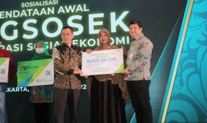 PEDULI PEKERJA: Pihak BPJS Ketenagakerjaan menyerahkan kartu kepesertaan kepada petugas Regsosek di Hotel Le Meridien Jakarta, Rabu 12 Oktober 2022.
