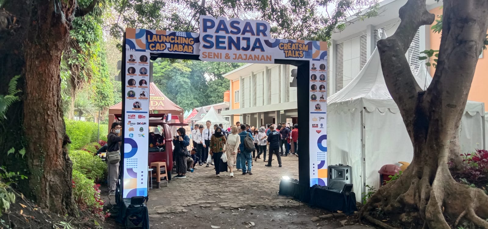 Kegiatan Pas Jabar dan Pasar Senja yang dilaksanakan di UPI, Kota Bandung. Selasa (4/10). Foto. Sandi Nugraha.