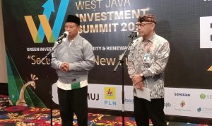 Wagub Jabar, Uu Ruzhanul Ulum (kiri) saat menghadiri WJIS 2022 di Trans Luxury Hotel, Kota Bandung. Kamis (6/20). Foto. Sandi Nugraha