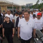 Sambil jalan-jalan santai di Kawasan Monas, Ketua Umum Partai Golkar Airlangga Hartarto dan Ketua DPP PDIP Puan Maharani akhirnya bertemu