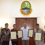 Kepala Diskominfo Bayu Rahmawanto saat foto bersama usai menerima penghargaan. Foto: Sandika Fadilah via Diskominfo Kabupaten Bogor