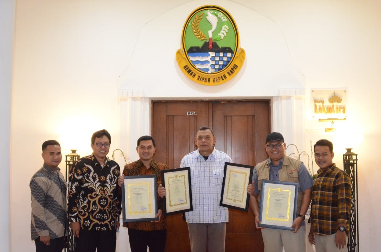 Kepala Diskominfo Bayu Rahmawanto saat foto bersama usai menerima penghargaan. Foto: Sandika Fadilah via Diskominfo Kabupaten Bogor