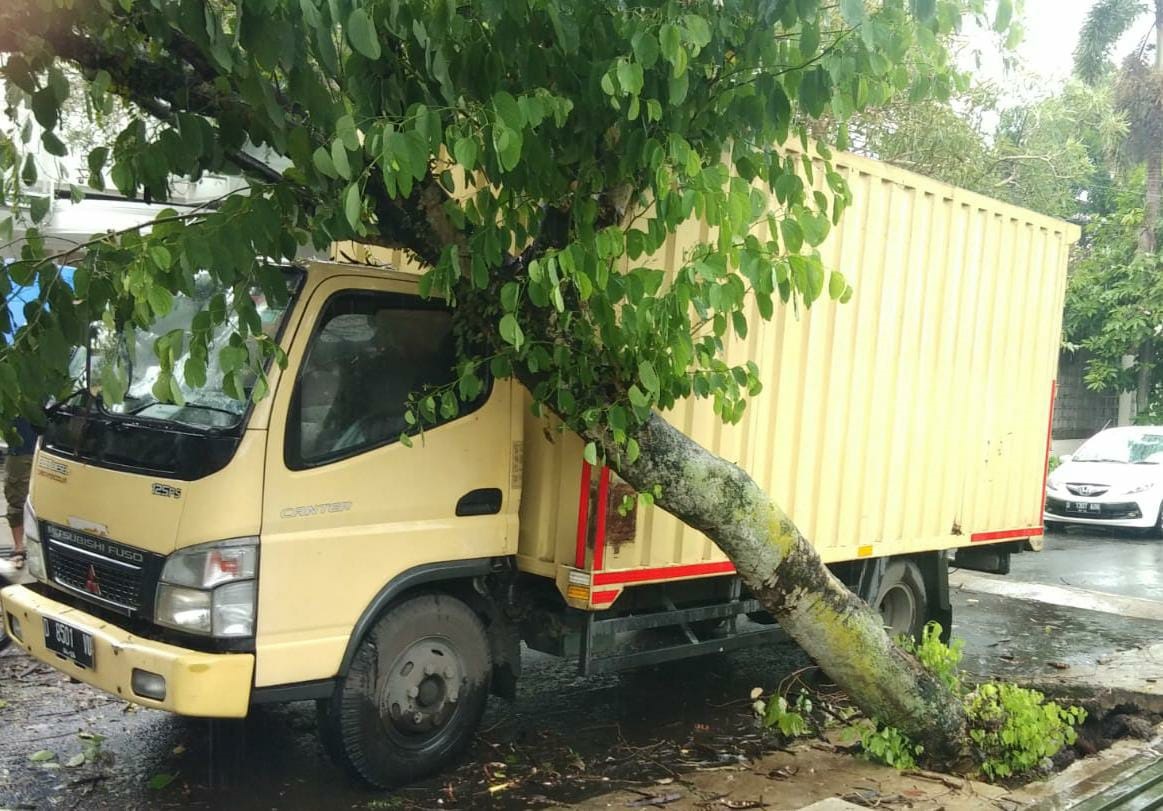 Pohon tumbang menimpa truk di Jl Rontgen, Kota Bandung, Jumat (7/10) kemarin. (Nizar/Jabar Ekspres)