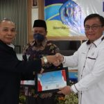 AKRAB: Rektor Unla Dr. HR AR Harry Anwar menyerahkan piagam penghargaan kepada Ketua Harian Kompolnas Inspektur Jenderal Pol (P) Dr. Benny Josua Mamoto.