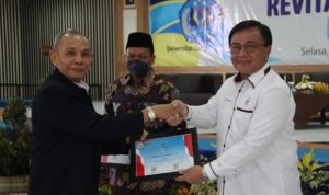 AKRAB: Rektor Unla Dr. HR AR Harry Anwar menyerahkan piagam penghargaan kepada Ketua Harian Kompolnas Inspektur Jenderal Pol (P) Dr. Benny Josua Mamoto.