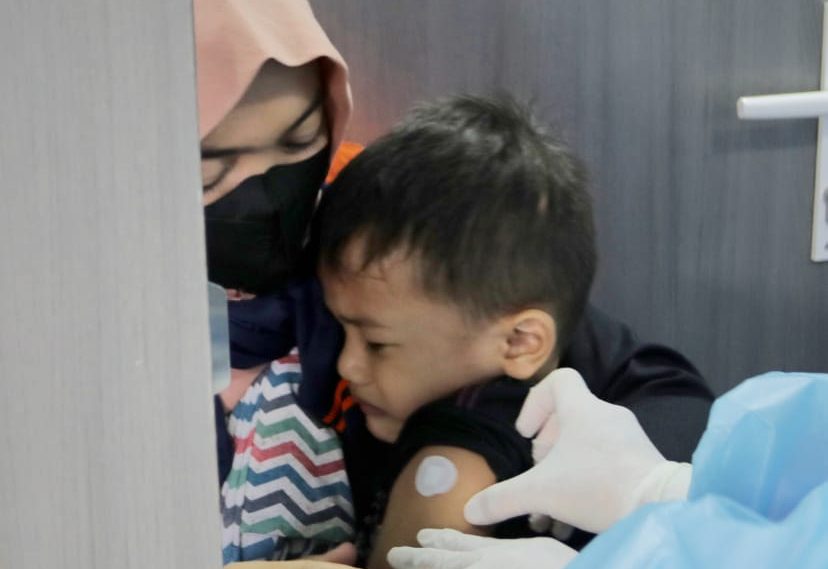 Anak sedang menjalani vaksinisasi Covid di tengah kasus gagal ginjal pada anak yang tengah merebak.
