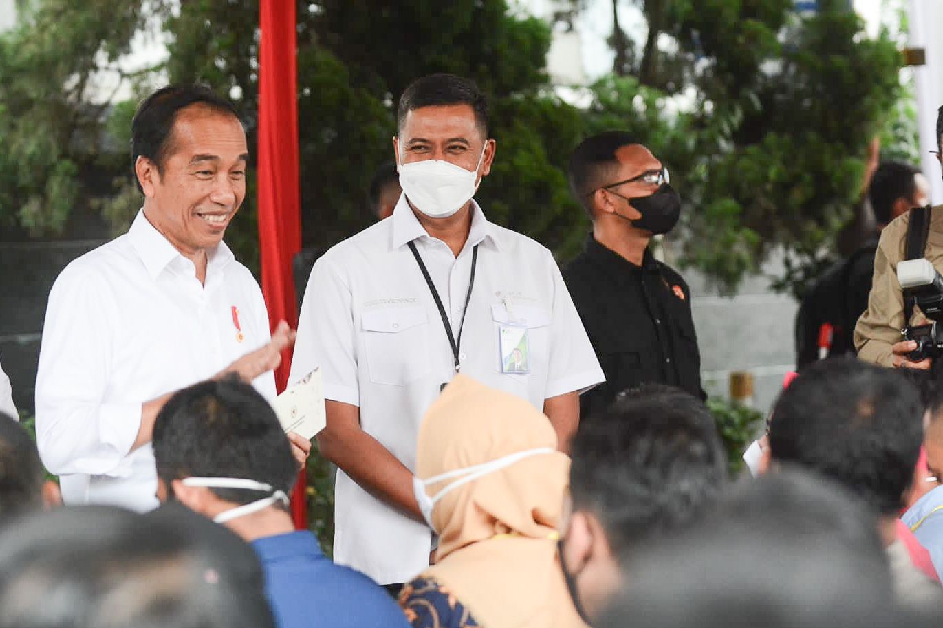 CEK LOKASI: Presiden Jokowi saat meninjau penyaluran BSU bagi para pekerja yang juga merupakan peserta BPJS Ketenagakerjaan di di Kantor POS Indonesia Bandung.