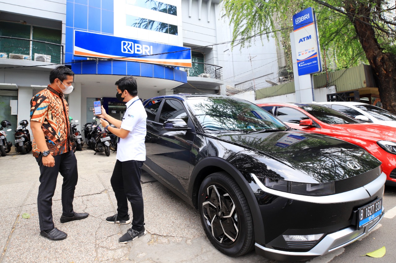 BRI telah menggunakan 30 mobil listrik Hyundai Ioniq di Regional Office (RO) sebagai kendaraan operasional yang tersebar di Indonesia.