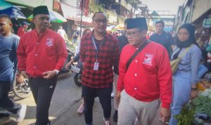 Giring Ganesha didampingi Ketua DPD PSI Kota Bogor Sugeng Teguh Santoso beserta jajarannya dan kader PSI melakukan blusukan