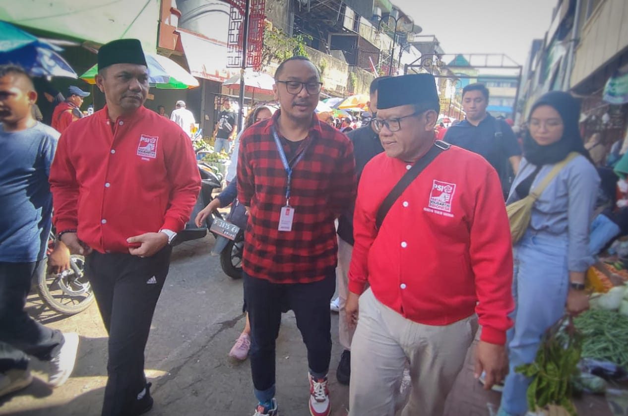 Giring Ganesha didampingi Ketua DPD PSI Kota Bogor Sugeng Teguh Santoso beserta jajarannya dan kader PSI melakukan blusukan