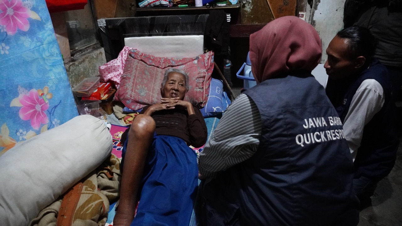 Gubenur Jawa Barat Ridwan Kamil memberikan perhatian kepada warganya nenek Nani Rohaini (70 tahun) yang mengalami sakit