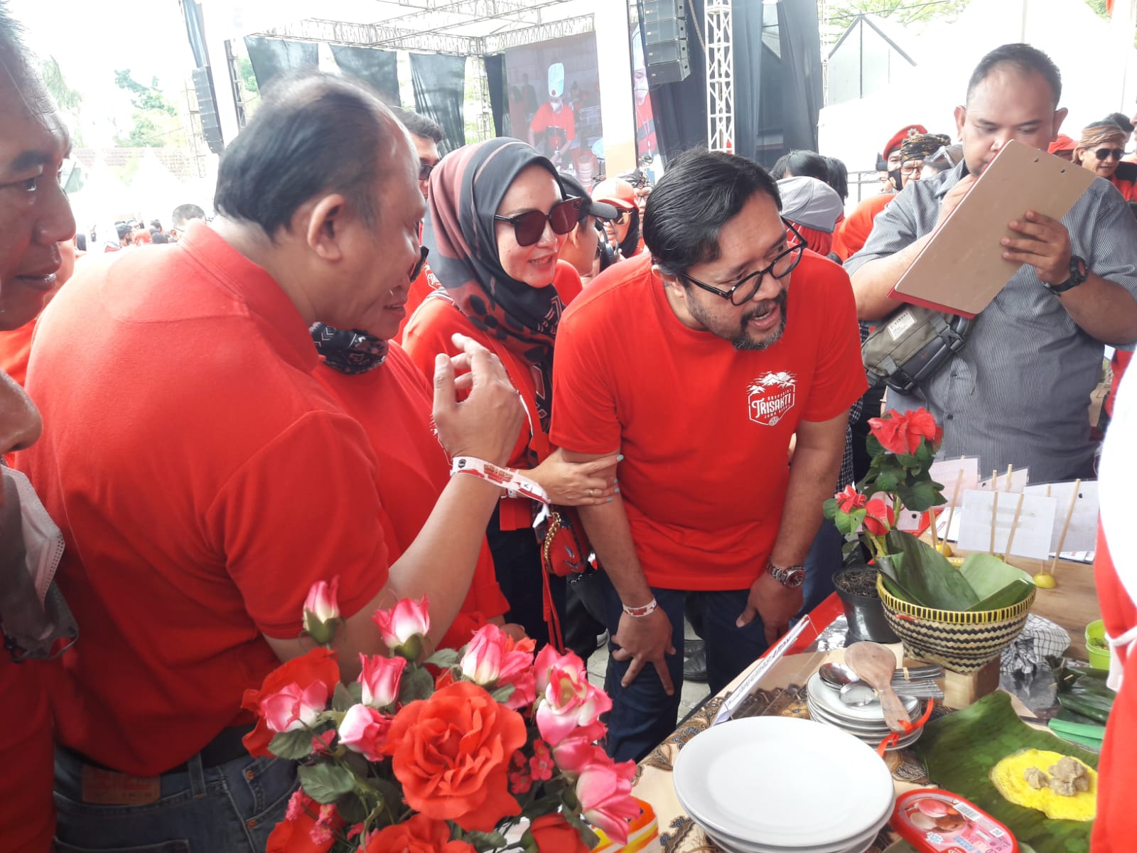 SUPPORT PESERTA: Ketua DPD PDIP Jabar Ono Surono memberikan semangat kepada para peserta Gebyar dan Lomba Inovasi Menu Berbasis Pangan Lokal tingkat Jabar di Kiara Artha Park Jalan Banten Kota Bandung, Minggu (2/10).