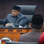 Ketua DPRD Kota Bogor Atang Triosnanto saat mengetuk palu aras disahkannya PAPBD 2022 dalam rapat paripurna (Yudha Prananda/ Jabarekspres)