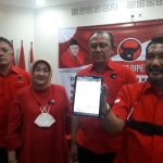 SAMPAIKAN PROTES: Pengurus PDIP Kota Bandung menunujukkan surat undangan pihak SMPN 16 Bandung yang mengajak orang tua siswa untuk mengikuti sosialisasi salah satu parpol.