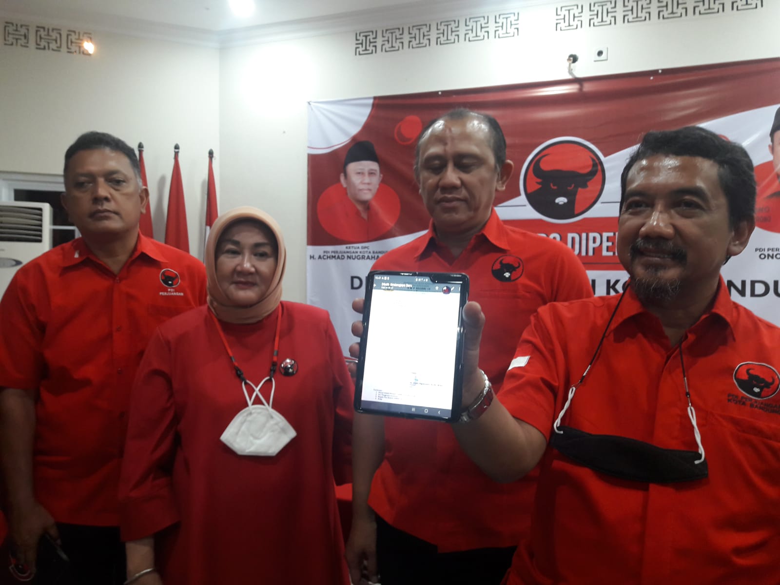 SAMPAIKAN PROTES: Pengurus PDIP Kota Bandung menunujukkan surat undangan pihak SMPN 16 Bandung yang mengajak orang tua siswa untuk mengikuti sosialisasi salah satu parpol.