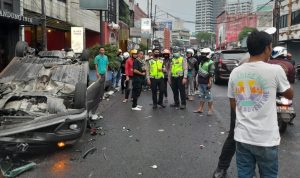 3 Mobil Terlibat Kecelakaan di Jalan Veteran Bandung, Honda Brio Terguling Hingga Posisi Terbalik