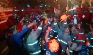 Breaking News: Damkar Berhasil, Kobaran Api di Gudang Triplek 100 Persen Padam