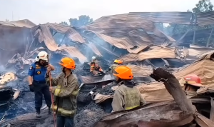 Kebakaran Pabrik Triplek Bandung/ Instagram @bdg.siaga113