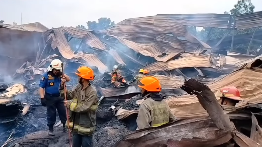 Kebakaran Pabrik Triplek Bandung/ Instagram @bdg.siaga113