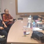 Mantan Sekertaris Disdagin Kabupaten Bogor saat menyerahkan diri di Kantor Kejaksaan Negeri Kabupaten Bogor, Rabu 19 Oktober 2022. (Foto Sandika FadilahJabarekspres.com)