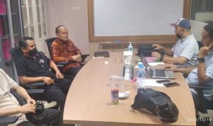Mantan Sekertaris Disdagin Kabupaten Bogor saat menyerahkan diri di Kantor Kejaksaan Negeri Kabupaten Bogor, Rabu 19 Oktober 2022. (Foto Sandika FadilahJabarekspres.com)