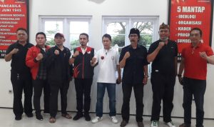 KOMPAK: Jajaran pengurus DPC PDIP Kota Bandung foto bersama usai memberikan pernyataan terkait keterlibatan oknum ASN dalam politik praktis.