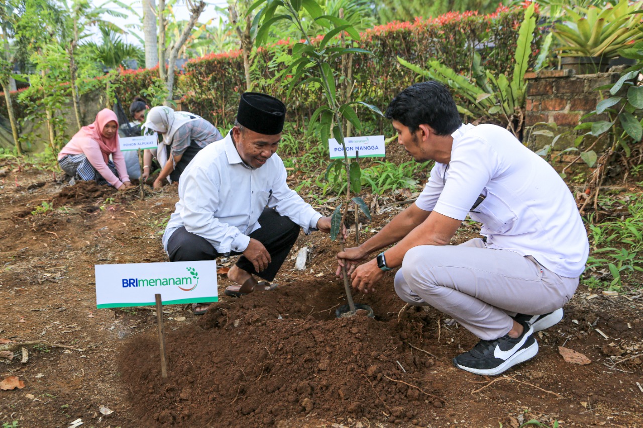 PT Bank Rakyat Indonesia (Persero) Tbk atau BRI pun turut ambil bagian dalam mendukung ketahanan iklim melalui penyerapan emisi karbon.