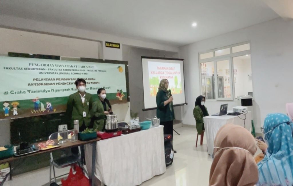 Pelatihan Pembuatan Infusa Buah Antioksidan Peningkat Imunitas di Desa Tanimulya