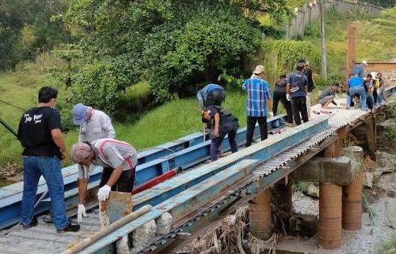 Pembangunan Jembatan di Desa Katumiri yang berasal dari dana penyaluran CSR oleh perusahaan di Kabupaten Bogor