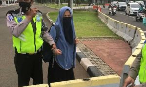 Perempuan Misterius ditangkap Petugas kepolisian