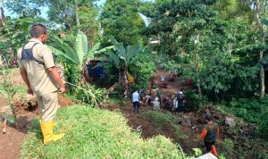 Longsor Memutus Jalan di Desa Cikalong, Warga Diminta Cari Jalan Alternatif