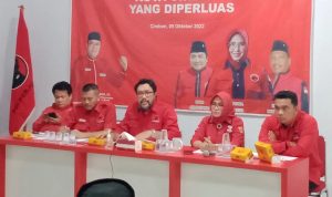 Ketua DPD PDIP Jabar Ono Surono beserta jajaran ketika menggelar coferensi Pers mengenai target kemenangan di Jawa Barat.