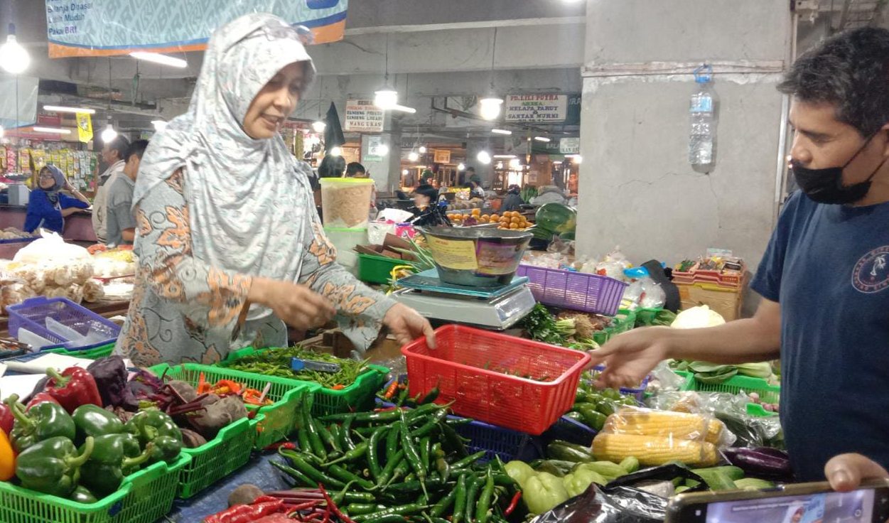 Tunggu Kedatangan Jokowi di Pasar Kosambi, Pedagang Minta Turunkan Harga Bahan Pokok