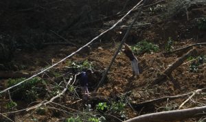 Tidak Ada Petugas yang Bantu Evakuasi Longsor di Desa Gunung Geulis, Warga Nantikan Bantuan