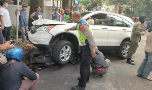 Pengemudi Hilang Kendali, Kecelakaan CRV Hantam 2 Motor di Jalan Gegerkalong Bandung