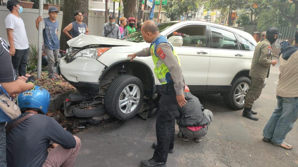 Pengemudi Hilang Kendali, Kecelakaan CRV Hantam 2 Motor di Jalan Gegerkalong Bandung