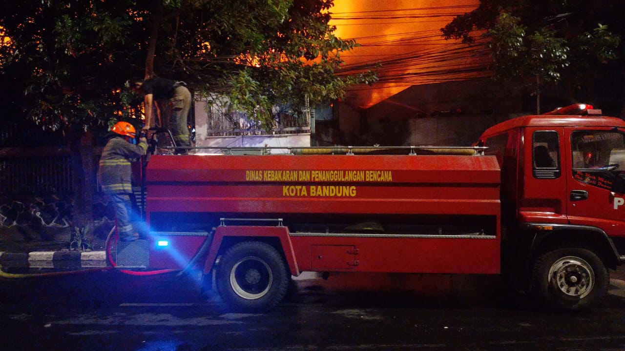 Damkar Kesulitan Padamkan Kebakaran Pabrik Triplek di Jalan Raya Soetha Bandung