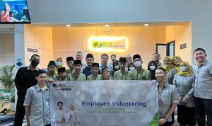 PEDULI SANTRI: BPJS Ketenagakerjaan Bandung Soekarno Hatta saat mengadakan kegiatan sosial dengan memberikan bantuan kepada santriwan dan santriwati di sekitar lingkungan kantor, Selasa 11 Oktober 2022.