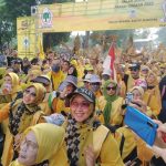 DUKUNGAN PENUH: Ribuan kader Partai Golkar mengikuti jalan sehat di Gasibu Jalan Diponegoro Kota Bandung, Minggu (16/10).