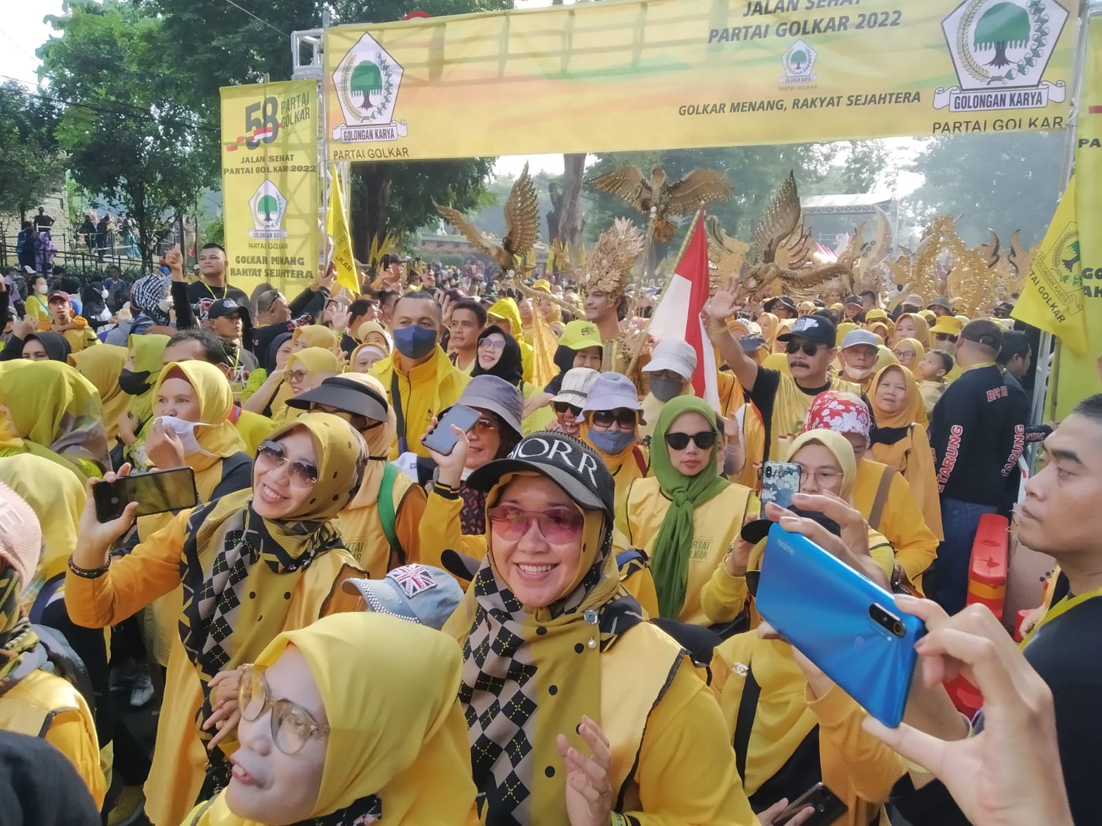 DUKUNGAN PENUH: Ribuan kader Partai Golkar mengikuti jalan sehat di Gasibu Jalan Diponegoro Kota Bandung, Minggu (16/10).