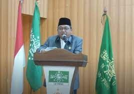 FAHAM WAHABI: Ketua Komisi Rekomendasi Rakernas IX LD PBNU KH Ahmad Nurul Huda saat membacakan poin-poin rekomendasi di Asrama Haji Pondok Gede, Jakarta, pada Rabu (26/10/2022). (NU Online)