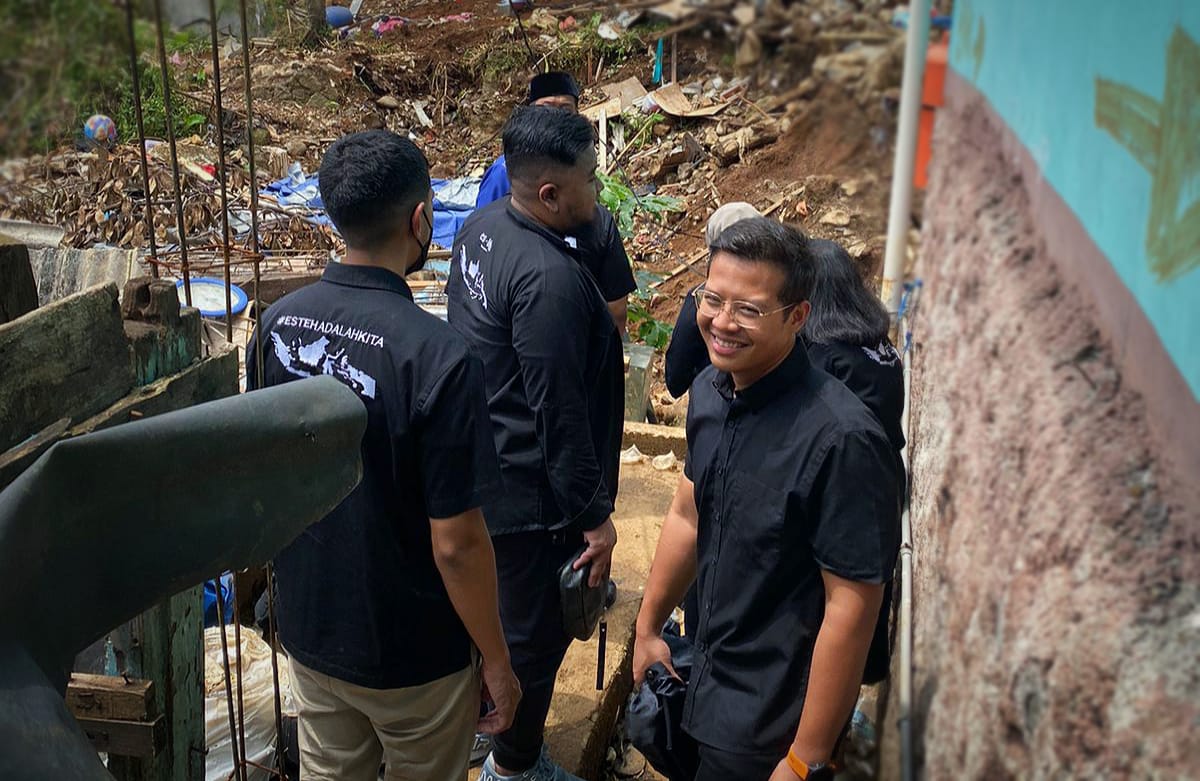 Sambangi Lokasi Bencana, Esteh Indonesia Serahkan Donasi Rp100 Juta dan Puluhan Paket Sembako