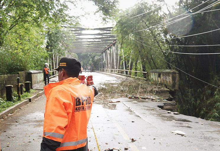 Turap Jembatan di Bogor Tergerus Longsor, Akses Jalan Ditutup hingga Akhir Tahun