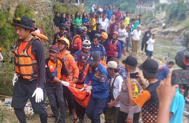Berhasil Dievakuasi, Jasad Korban Hanyut di Bogor Ternyata Tersangkut Sampah Kedalaman 3 Meter