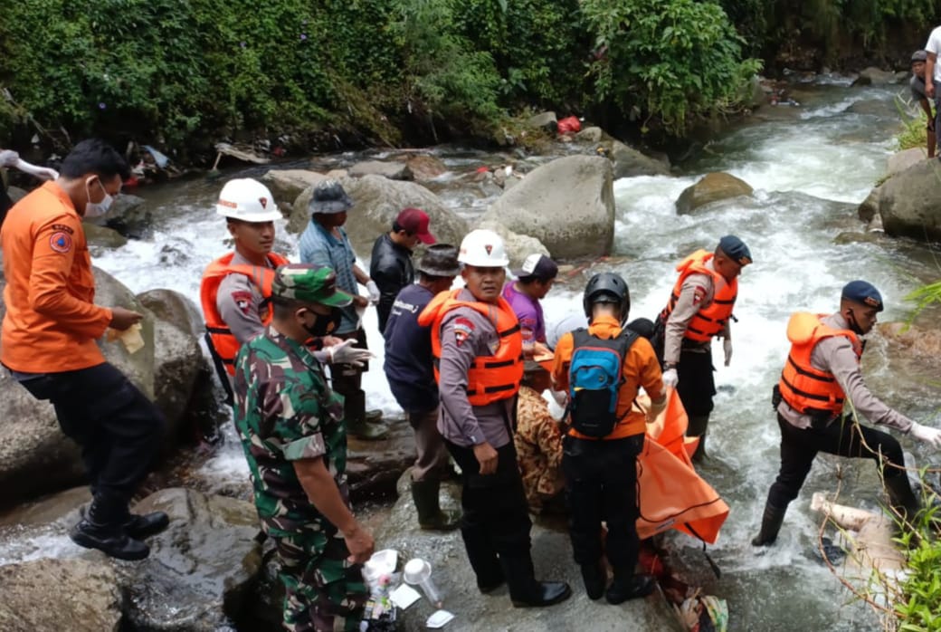 6 Enam Orang Hilang Terseret Arus Sungai di Bogor