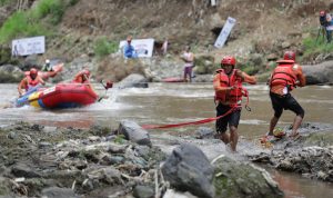 ratusan warga yang berkumpul disekitar lokasi kompetisi JQR River Rescue Challenge (JRRC) Piala Gubernur Jawa Barat 2022