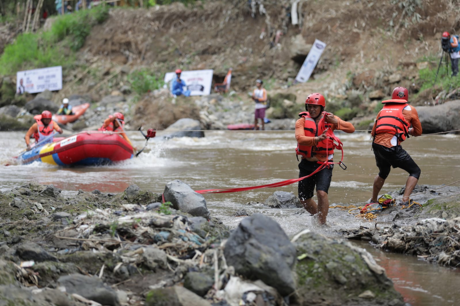 ratusan warga yang berkumpul disekitar lokasi kompetisi JQR River Rescue Challenge (JRRC) Piala Gubernur Jawa Barat 2022